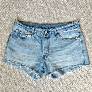 Light wash Levi’s 501 Denim Shorts! ☀️